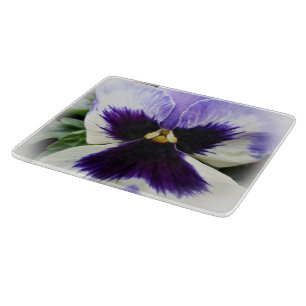 tief lila auf weiße Pansie Schneidebrett