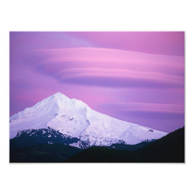 Tief lila Wolken umgeben den Berghof in Fotodruck (Vorne)