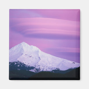 Tief lila Wolken umgeben den Berghof in Magnet