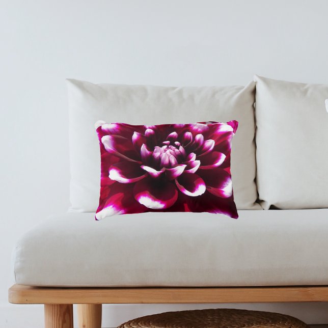 Tief rosa und weiße Dahlia Zierkissen (In Situ Sofa)