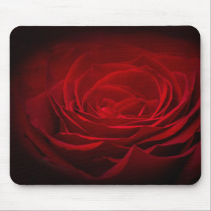 Tief rote Rose auf schwarz Mousepad