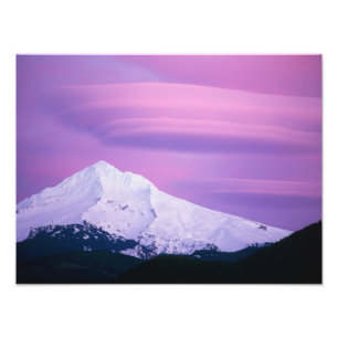 Tief violette Wolken umgeben den Mount Hood, in Fotodruck