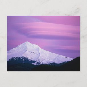 Tief violette Wolken umgeben den Mount Hood, in Postkarte
