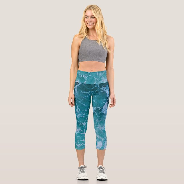 Tiefblaue Ozeanwellen Capri Leggings (Vorderseite)