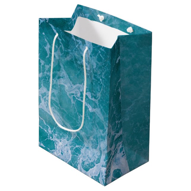 Tiefblaue Ozeanwellen Mittlere Geschenktüte (Vorderseite Schrägansicht)