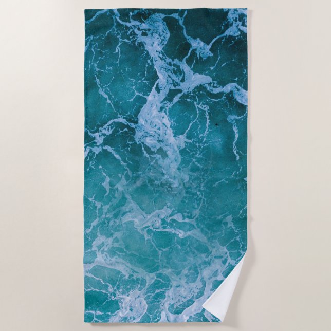 Tiefblaue Ozeanwellen Strandtuch (Vorderseite)