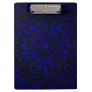 Tiefblaues Mandala mit strahlender Symmetrie Klemmbrett
