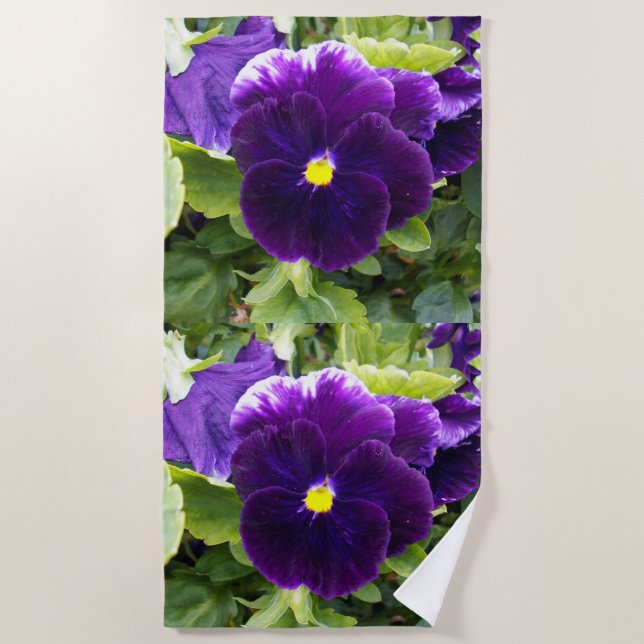 tiefe Lila Pansy-Pflanze, Strandtuch (Vorderseite)
