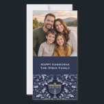 Tiefe Navy Menora William Morris Muster Feiertagskarte<br><div class="desc">Ein elegantes und zeitloses Design mit einer raffinierten silbernen Menora,  die inmitten von aufwendigem,  von William Morris inspiriertem Blattwerk platziert ist. Diese in reichen,  tiefen Navy- und sanften Silbertönen gehaltene Kunstwerk verbindet klassische jüdische Symbolik mit historischer botanischer Ornamentik für eine anspruchsvolle,  erbbare Ästhetik.</div>