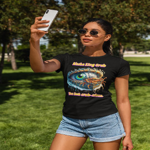 Tiefen der Täuschung Eine Krabbe liegt innerhalb e T-Shirt