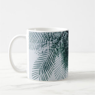 Tiefenwinkel-Foto des grünen Baumes Kaffeetasse