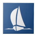 Tiefer Ozean-Marine-Blau-Segelschiff-Weiß-Fliesen Fliese<br><div class="desc">Wunderbares Marineblau ~ des tiefen Ozeans mit einer abstrakten weißen Segelnschiffs-Keramikakzentfliese. Genießen Sie Fliese u. Dank für das Kurz aufhalten bei!</div>