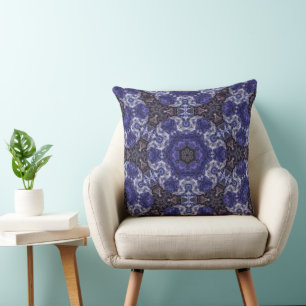 Tiefes Indigo-Wirbel-Mandala mit fließenden Muster Kissen