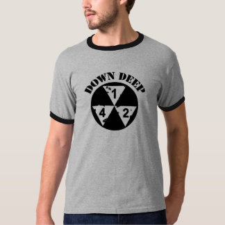 Tiefes Mechaniker-Shirt Hughs Howey unten T-Shirt