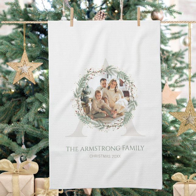 Tiefes Salbeikranz-Monogramm-Hausakzent Geschirrtuch (Deep Sage Wreath Monogram Home Accent Kitchen Towel ©Susanne Sachers - Sunny Mind 🌞)