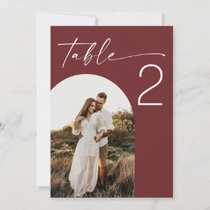 Tiefes Weinrotes Moody-Foto-Hochzeitstisch Nummer Einladung