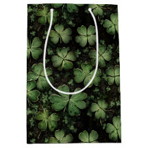 Tiefgrünes Kleeblatt- und Shamrock-Muster