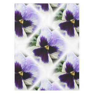 tiefpurpurn auf weißem Pansy Tischdecke