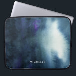 Tiefsee | des Marine-Blau-Aquarell-| addieren Laptopschutzhülle<br><div class="desc">Abstrakter Entwurf des schönen dunkelblauen Watercolor. Es gibt eine Andeutung von lila Misch in den Farben. Ihr Name kann an der Unterseite dieses Produktes im weißen Schriftart hinzugefügt werden.</div>
