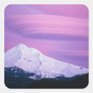 Tiefviolette Wolken umgeben den Mount Hood, in Quadratischer Aufkleber