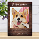 Tierärztlicher Dank Custom Pet Hund Foto Rustic Fotoplatte<br><div class="desc">"Danke" an Ihren wunderbaren Tierarzt mit einer niedlichen personalisierten Foto-Plakette vom Hund! Personalisieren Sie Ihre Lieblings-Fotos mit dem Namen des Haustieres. Dieses tierärztliche Dankeschön wird ein Schatz bleiben. Kundenspezifische Anpassung für Tierärzte, Tierärzte oder Tierärzte. COPYRIGHT © 2020 Judy Burrows, Black Dog Art - Alle Rechte vorbehalten. COPYRIGHT © 2020 Judy...</div>