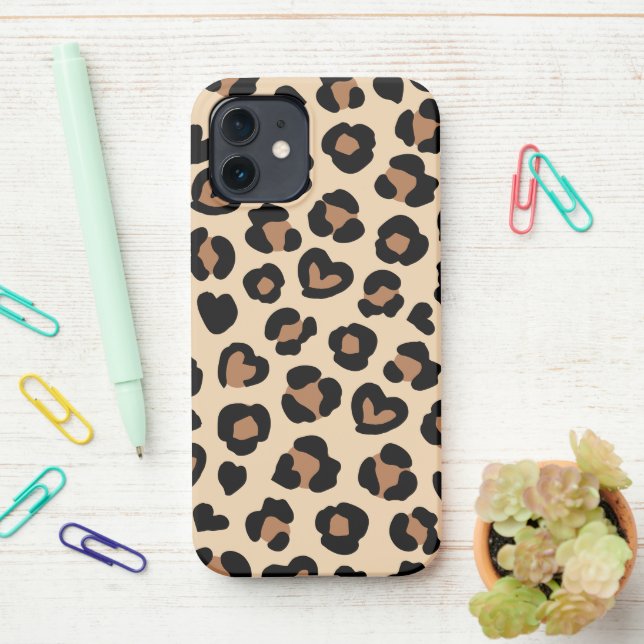 Tierdruck, Braunleopard, Geparden, Herz iPhone 12 Hülle (Auf dem Schreibtisch)