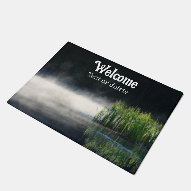Tiere aus dem Nebel auf einem Teich Personalisiert Fußmatte (Schrägansicht)