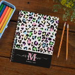 Tierisches Druckleopard Chic Monogramm 2025 Planer<br><div class="desc">Trendy Animal Print 2025 Planer mit einem modernen,  mehrfarbigen leopardenfarbenen Druckmuster,  Ihren Initialen und Namen in einem eleganten,  handgeschriebenen Script-Schriftart.</div>