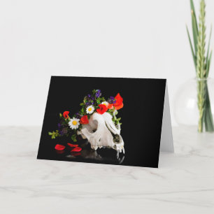 Tierschädel mit einem Kranz wild lebender Blume Feiertagskarte