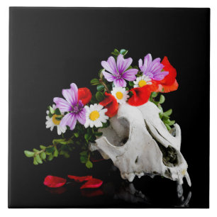 Tierschädel mit einem Kranz wild lebender Blume Fliese
