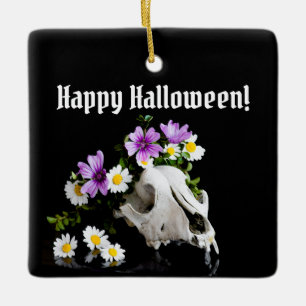 Tierschädel mit einem Kranz wild lebender Blume Keramikornament