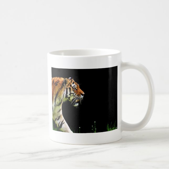 Tiger Approaching - Wildtierarbeiten Kaffeetasse (Rechts)