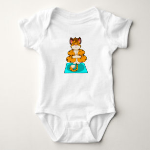 Tiger beim Yoga auf Yoga-Matte Baby Strampler