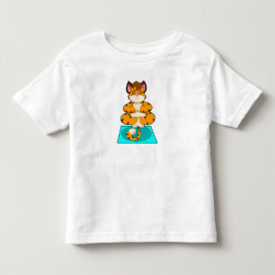 Tiger beim Yoga auf Yoga-Matte Kleinkind T-shirt