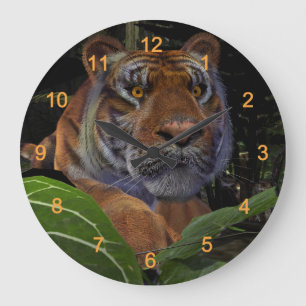 Tiger Crouching im Dschungel Große Wanduhr