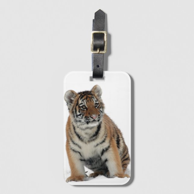 Tiger Cub in der Schneefotografie Gepäckanhänger (Vorderseite Vertikal)