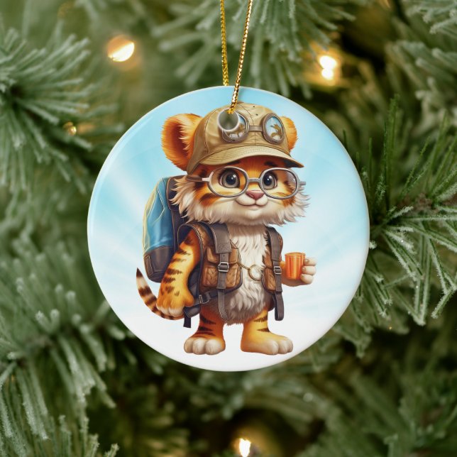 Tiger Cub mit Rucksack und Kaffee Keramik Ornament (Baum)