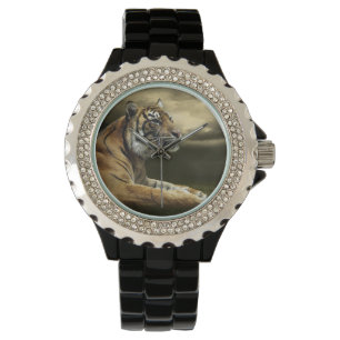 Tiger, der unter drastischem Himmel schaut und Armbanduhr