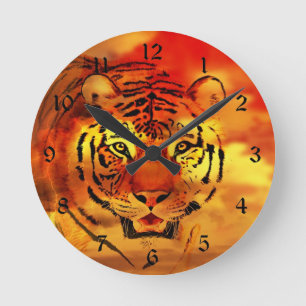 Tiger durch den Sonnenaufgang Runde Wanduhr