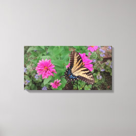 Tiger Frack zwischen rosa und violetten Blumen Leinwanddruck