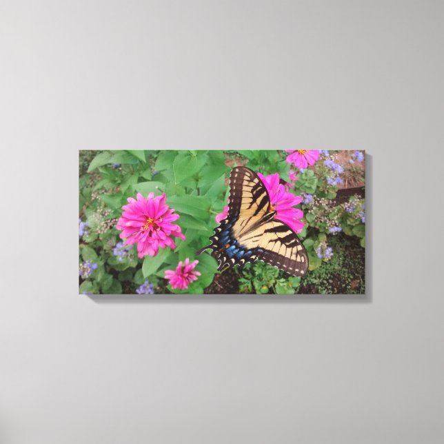 Tiger Frack zwischen rosa und violetten Blumen Leinwanddruck (Vorderseite)