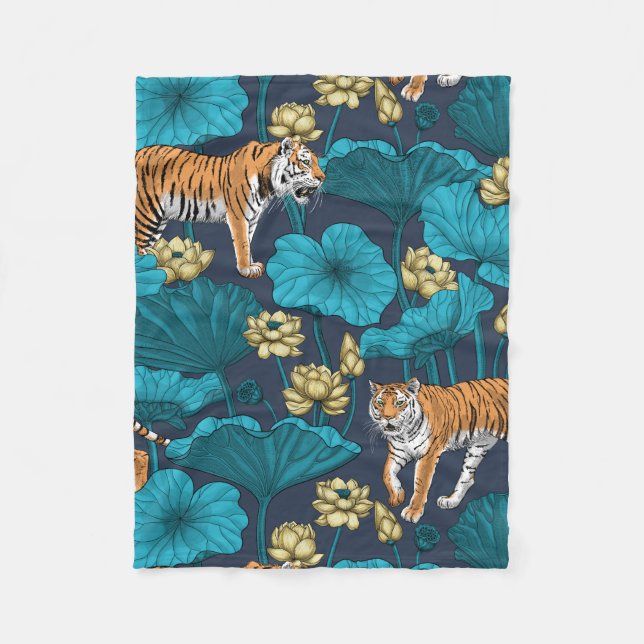 Tiger im gelben Lotusteich Fleecedecke (Vorderseite)