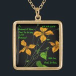 Tiger Lilies (Personalisierte Bridesmaid Necklace) Vergoldete Kette<br><div class="desc">Diese goldverzierte quadratische Halskette ist ein schönes Geschenk für Ihre Brautmädchen, das sie für immer lieben werden. Im Zentrum steht Leslie Sigal Javoreks originales digitales Gemälde eines Sprays von Tiger Lilies, das durch einen schwarzen Hintergrund ausgeglichen wird. Anpassbare Textfelder für den Namen jeder Brautjungfrau und mehr (Zoomvorschau zum Lesen). In...</div>