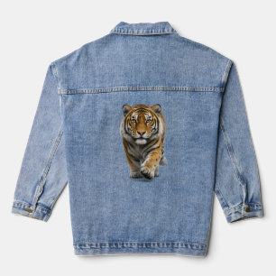 Tiger nähert sich jeansjacke