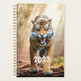 Tiger Roaring in einem Dschungel im Hintergrund Planer