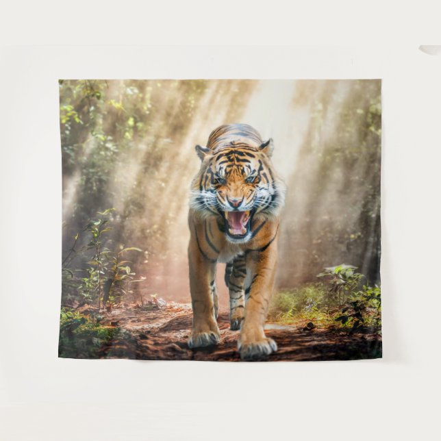 Tiger Roaring in einem Dschungel im Hintergrund Wandteppich (Vorderseite (Horizontal))