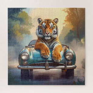 Tiger sitzt auf einem Sportwagen