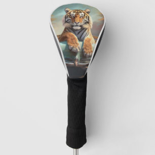 Tiger sitzt auf einem Sportwagen Golf Headcover