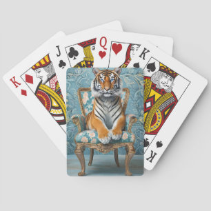 Tiger sitzt auf einem Vintagen Stuhl Spielkarten
