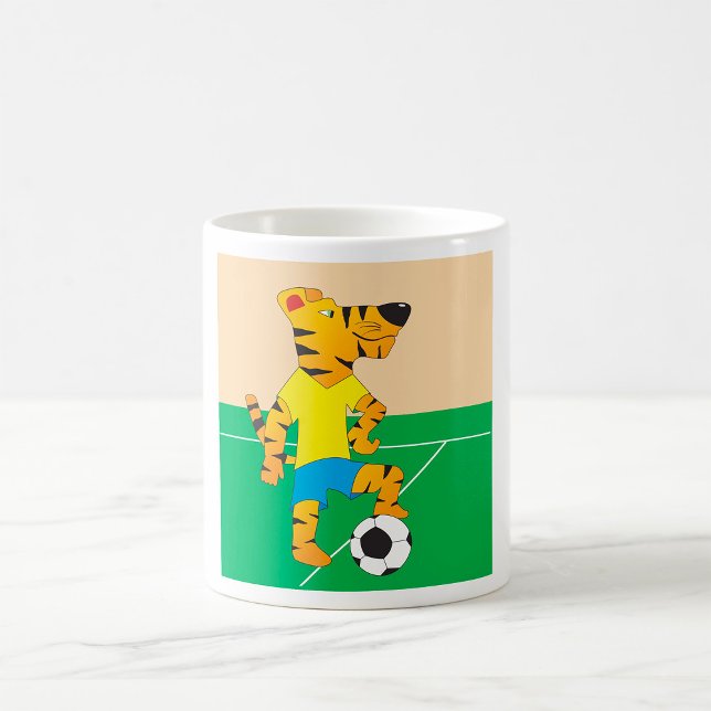 Tiger spielt Fußball Kaffeetasse (Von Creator hochgeladen)
